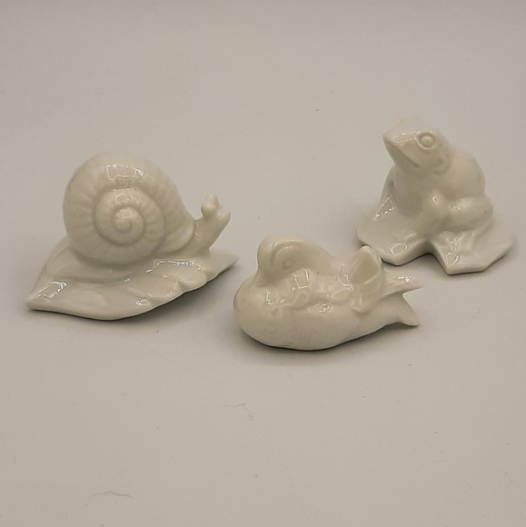 Vintage Pure White Small Porcelain Animal Figurines Japan Frog Snail Bird - Picture 1 of 7